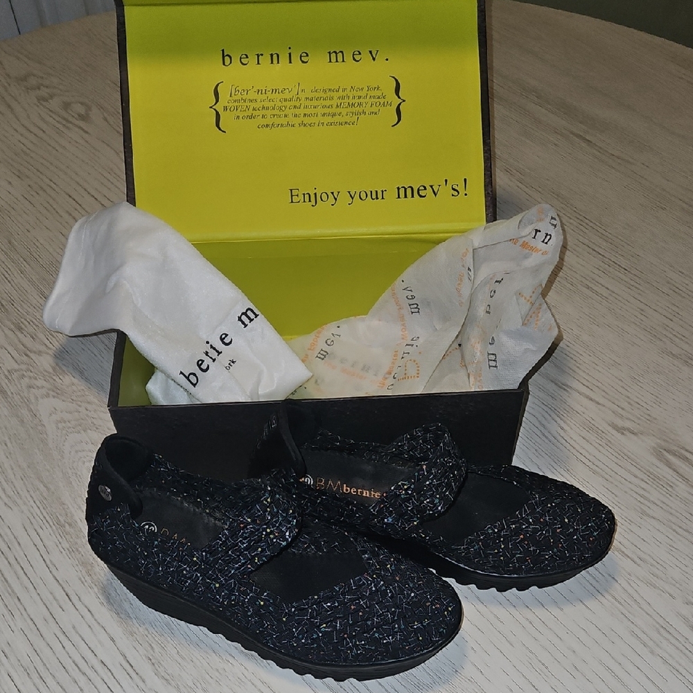 bernie mev. Black and Multicolor Wedges - Picture 2 of 8